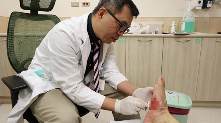 鄭旭棠為患者處理傷口 鄭旭棠為患者處理傷口