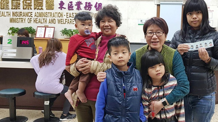 花蓮強震受災戶吳美樺(左二)一家 花蓮強震受災戶吳美樺(左二)一家