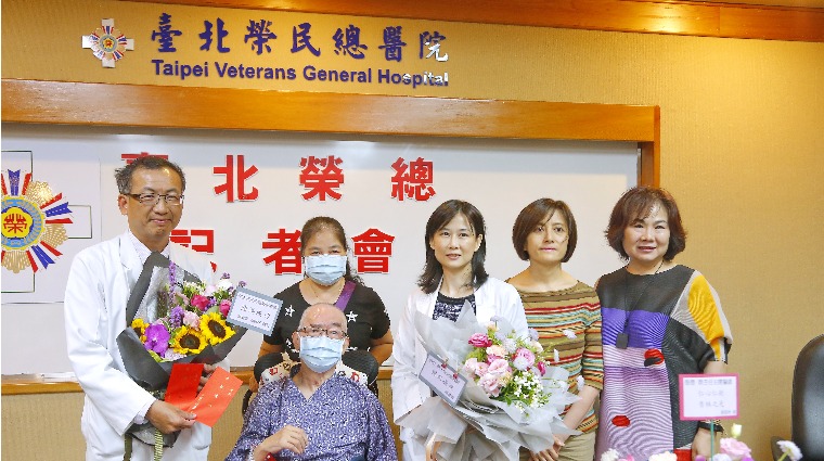 臺北榮民總醫院復健部神經復健科蔡泊意主任(右三) 臺北榮民總醫院復健部神經復健科蔡泊意主任(右三)