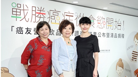 台灣癌症基金會副執行長蔡麗娟（中）與兩位抗癌鬥士米娜、林小姐