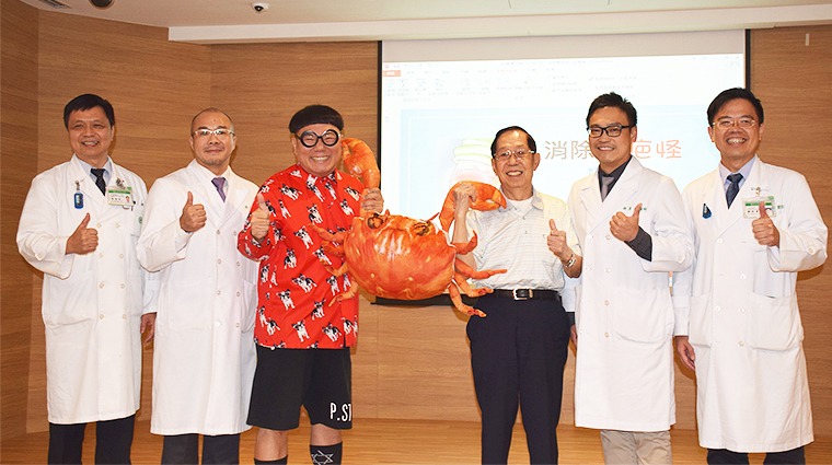 病友劉伯伯(右三)與藝人兒子蜆仔(左三) 病友劉伯伯(右三)與藝人兒子蜆仔(左三)