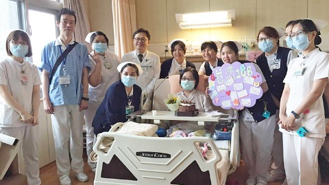 台北慈濟醫院風濕免疫科主任陳政宏（左5）