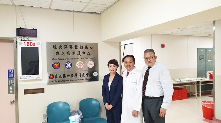 KCI公司大中華區及東南亞地區總經理Eileen Yi(左)、整形外科戴念梓醫師(中)、佑康公司袁總裁(右) KCI公司大中華區及東南亞地區總經理Eileen Yi(左)、整形外科戴念梓醫師(中)、佑康公司袁總裁(右)