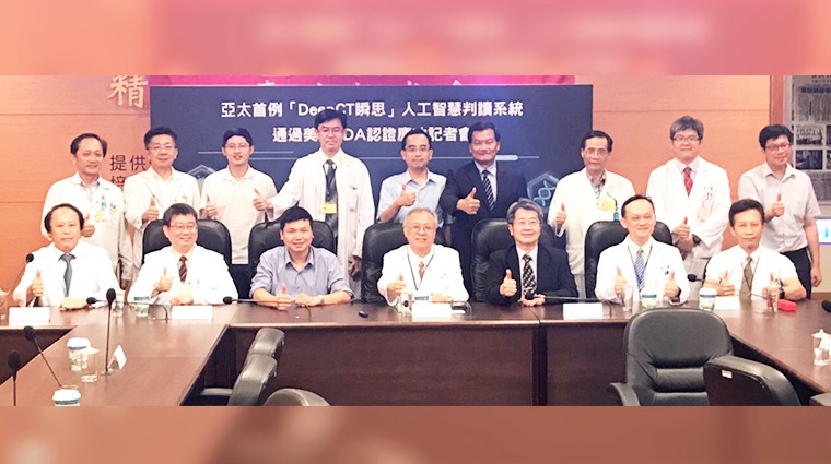 愛因斯坦人工智能公司Deep01與合作夥伴高雄榮總團隊,高雄衛生局長林立人(前排右3)、高雄榮總副院長鄭紹宇(前排左4)、Deep01執行長周仁海(前排左3) 愛因斯坦人工智能公司Deep01與合作夥伴高雄榮總團隊,高雄衛生局長林立人(前排右3)、高雄榮總副院長鄭紹宇(前排左4)、Deep01執行長周仁海(前排左3)