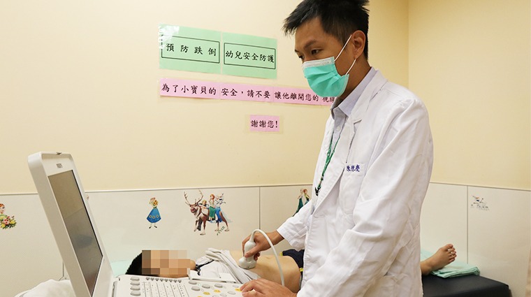 亞洲大學附屬醫院兒童腸胃科主治醫師陳德慶 亞洲大學附屬醫院兒童腸胃科主治醫師陳德慶