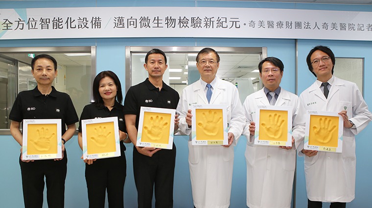 奇美醫學中心院長邱仲慶(右3)與系統技術支持夥伴必帝公司總經理王明傑(左3) 奇美醫學中心院長邱仲慶(右3)與系統技術支持夥伴必帝公司總經理王明傑(左3)