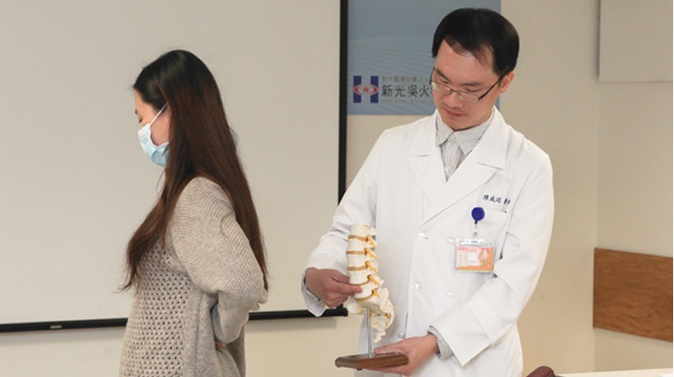 陳威廷醫師與患者 陳威廷醫師與患者