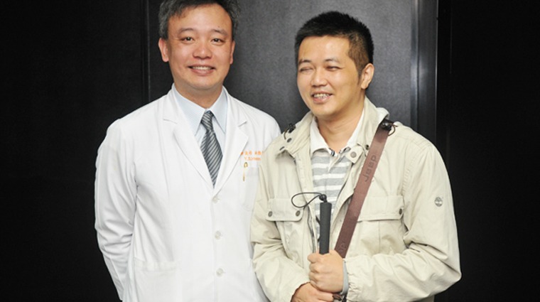 黃奕修醫師與視障患者 黃奕修醫師與視障患者