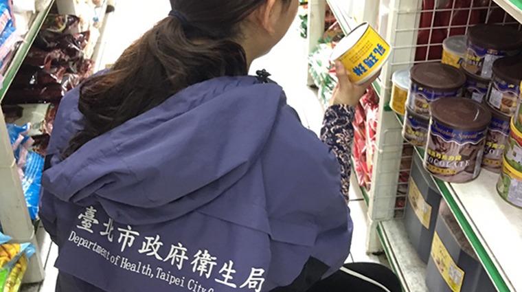 衛生局人員稽查中 衛生局人員稽查中