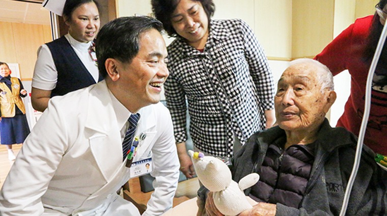 林欣榮院長巡房宋伯伯 林欣榮院長巡房宋伯伯