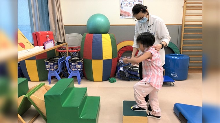 女童接受復健治療 女童接受復健治療