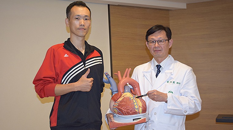 心衰竭中心主任曾炳憲醫師(右)與病友(左)合影 心衰竭中心主任曾炳憲醫師(右)與病友(左)合影