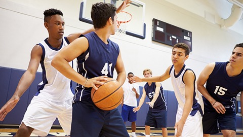 男學生打籃球