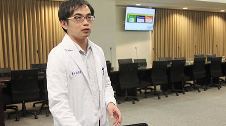 高嘉隆醫師解釋,心肺復甦(CPR)與傻瓜電擊器(AED)是在緊急時刻救回患者一命的重要關鍵。(圖/成大醫院提供) 高嘉隆醫師解釋,心肺復甦(CPR)與傻瓜電擊器(AED)是在緊急時刻救回患者一命的重要關鍵。(圖/成大醫院提供)