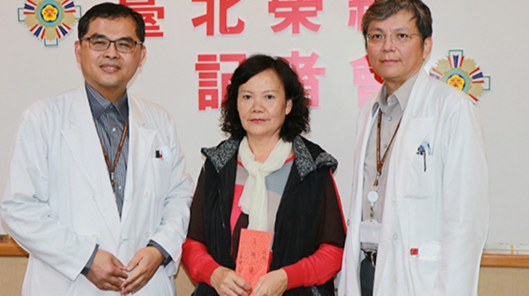 左起:心臟外科施俊哲主任 病友林女士 許喬博醫師 左起:心臟外科施俊哲主任 病友林女士 許喬博醫師