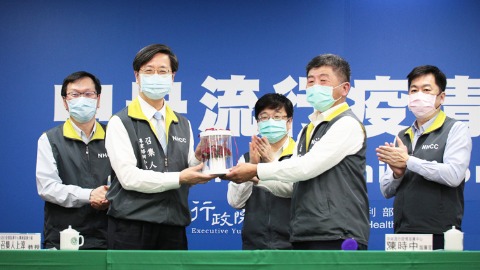 中央流行疫情指揮中心莊人祥發言人（左1）、專家諮詢小組召集人張上淳（左2）、疫情監測組組長周志浩（中）、陳時中指揮官（右2）、陳宗彥副指揮官（右1）