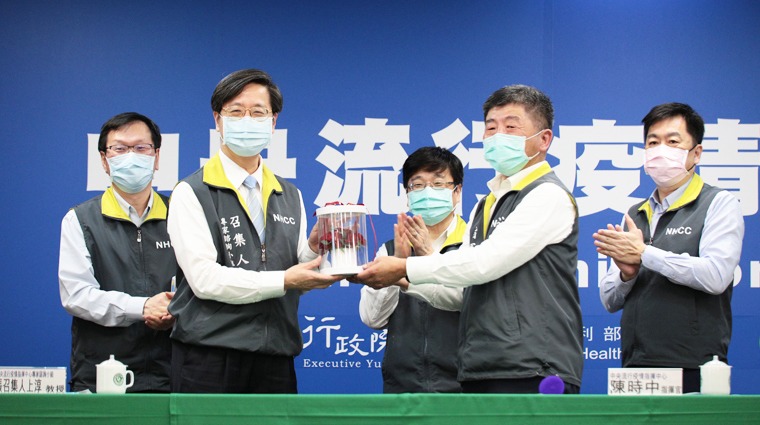 中央流行疫情指揮中心莊人祥發言人(左1)、專家諮詢小組召集人張上淳(左2)、疫情監測組組長周志浩(中)、陳時中指揮官(右2)、陳宗彥副指揮官(右1) 中央流行疫情指揮中心莊人祥發言人(左1)、專家諮詢小組召集人張上淳(左2)、疫情監測組組長周志浩(中)、陳時中指揮官(右2)、陳宗彥副指揮官(右1)