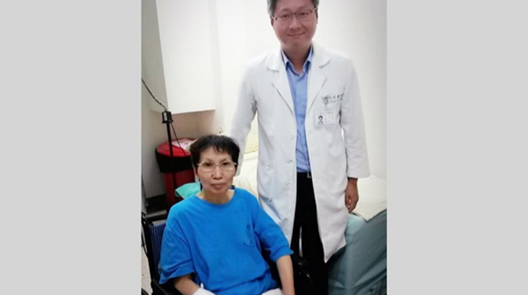謝志明醫師與患者 謝志明醫師與患者
