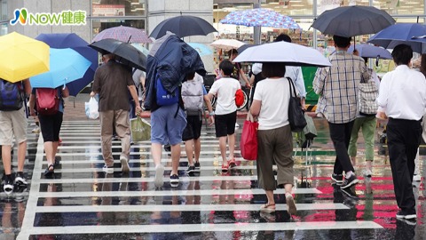 下雨天街頭