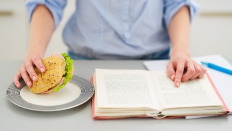 看書吃零食