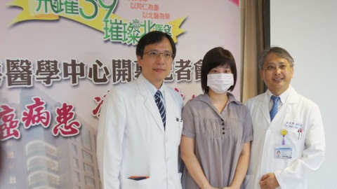 王家瑋醫師（左）、杜世興醫師（右）與乳癌患者
