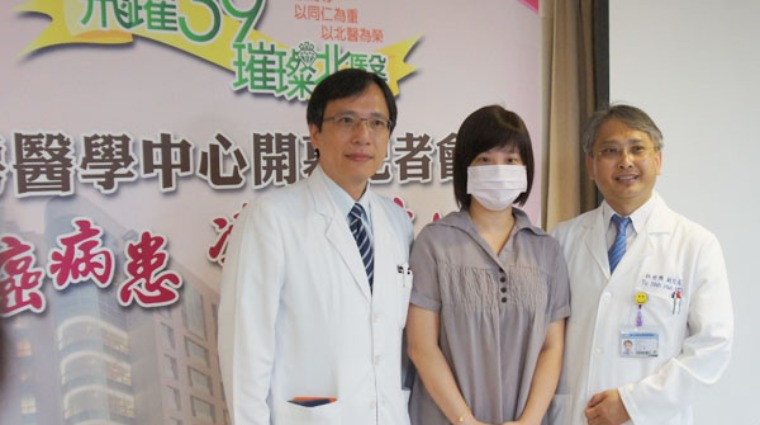 王家瑋醫師(左)、杜世興醫師(右)與乳癌患者 王家瑋醫師(左)、杜世興醫師(右)與乳癌患者