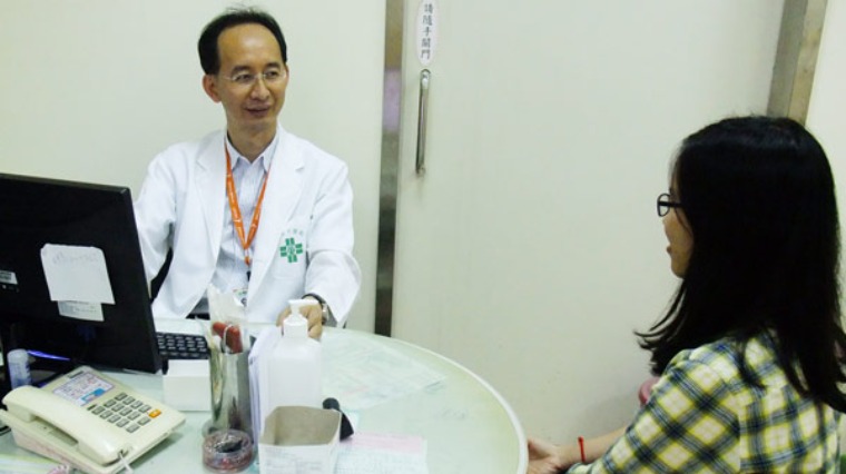 女學生正在心理評估及諮商輔導 女學生正在心理評估及諮商輔導
