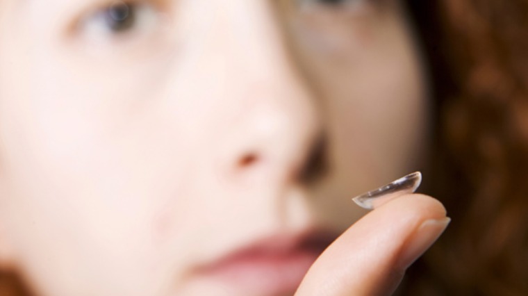 隱形眼鏡戴太久 女子角膜潰瘍險失明 隱形眼鏡戴太久 女子角膜潰瘍險失明