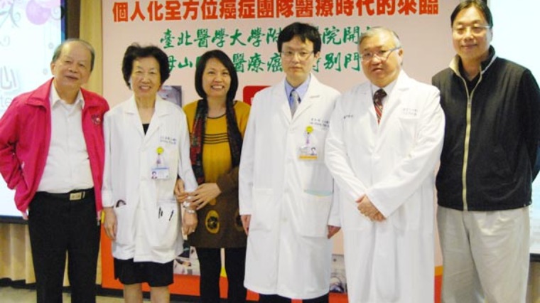 乳房腫瘤大如壘球 婦人失血休克 乳房腫瘤大如壘球 婦人失血休克