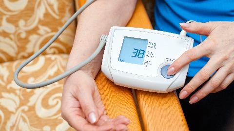 購買電子血壓計  注意標示與說明