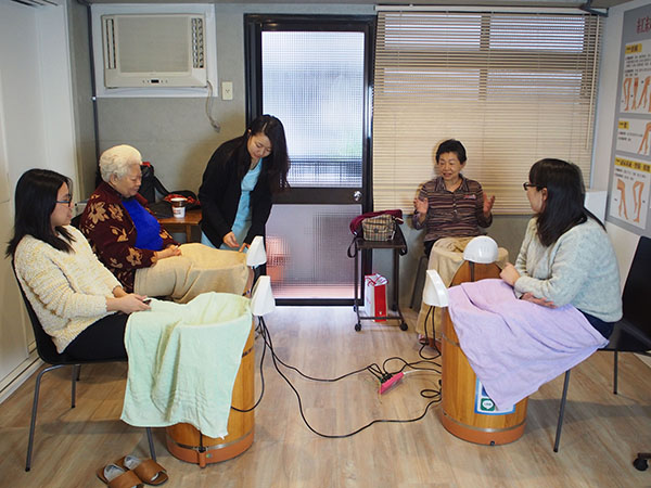 寒流席捲全台,不少民眾和藝人透過足蒸保養,促進體內循環。(圖/公關照片) 寒流席捲全台,不少民眾和藝人透過足蒸保養,促進體內循環。(圖/公關照片)