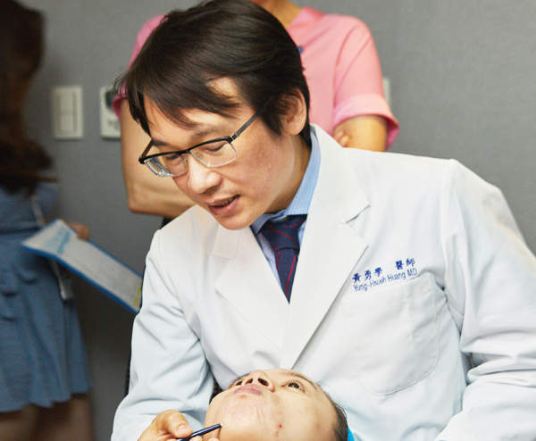 黃勇學醫師認為,選擇訓練有素的合格專業醫師進行療程才有保障。(圖/公關照片) 黃勇學醫師認為,選擇訓練有素的合格專業醫師進行療程才有保障。(圖/公關照片)