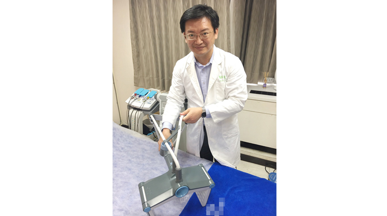 腰圍與壽命成反比 消除腰腹脂肪成健康趨勢 劉紹毅醫師表示,無需麻醉或藥物控制的隔空減脂,僅會針對脂肪選擇性加熱,不會傷及其他組織,術中僅有溫熱感,術後可立即回復正常生活,免除穿塑身衣的不便。(圖/中心診所提供)
