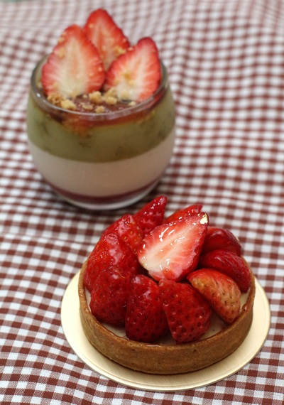 畬室草莓塔選用新鮮無農藥的單一果園草莓，搭配柔和醇厚的香草卡士達餡及草莓果醬，滋味酸甜清香。
