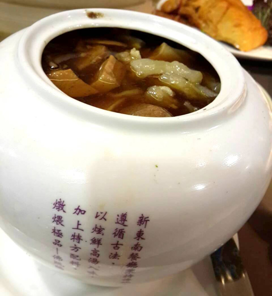 招牌佛跳牆，使用10多種食材，扎實的用料樣樣嘗得出食材原始的美味。