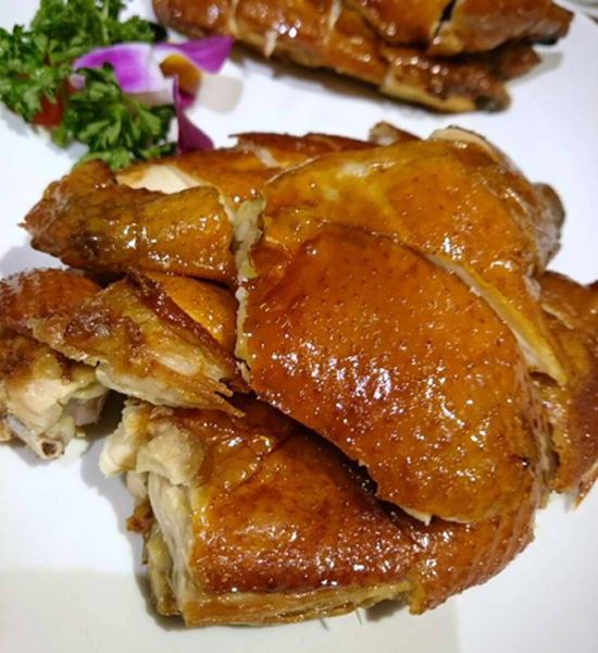 招牌名菜脆皮炸子雞,經高溫油澆淋,入口同時感受到雞皮的噴香酥脆,與雞肉的軟嫩帶彈 招牌名菜脆皮炸子雞,經高溫油澆淋,入口同時感受到雞皮的噴香酥脆,與雞肉的軟嫩帶彈