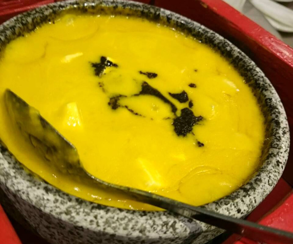 金湯松露海皇豆腐煲,以濃郁香甜的南瓜為底,摻入滑嫩的豆腐與豐富的海鮮料,並點綴松露的迷人氣息。 金湯松露海皇豆腐煲,以濃郁香甜的南瓜為底,摻入滑嫩的豆腐與豐富的海鮮料,並點綴松露的迷人氣息。