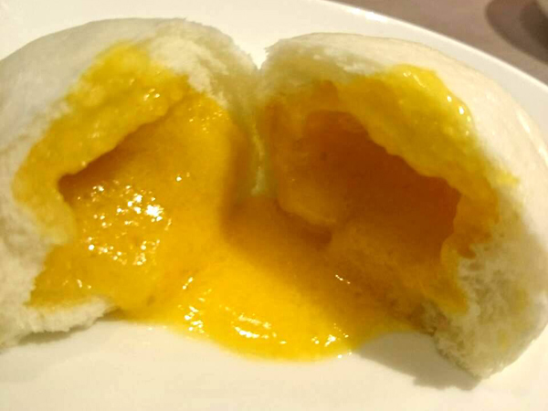 黃金流沙包,一剝開蒸熱的包子,稠滑熱燙的蛋黃餡就緩緩流出。 黃金流沙包,一剝開蒸熱的包子,稠滑熱燙的蛋黃餡就緩緩流出。
