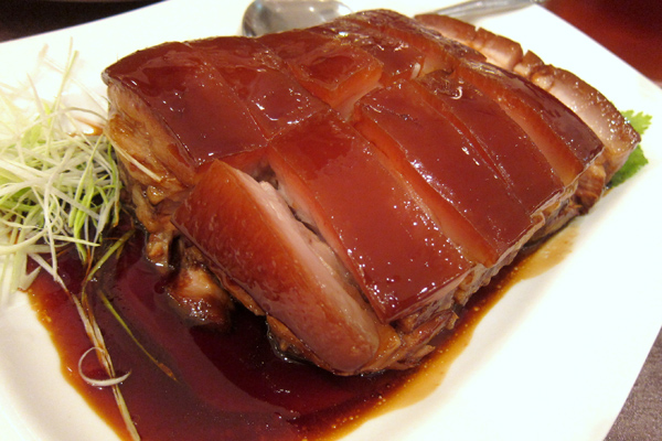 烤方,選用肥瘦有層次的五花肉,以小火慢燉滷製,滿滿膠質與鹹中帶甜的滋味,可夾入刈包並加上些許香菜。 烤方,選用肥瘦有層次的五花肉,以小火慢燉滷製,滿滿膠質與鹹中帶甜的滋味,可夾入刈包並加上些許香菜。